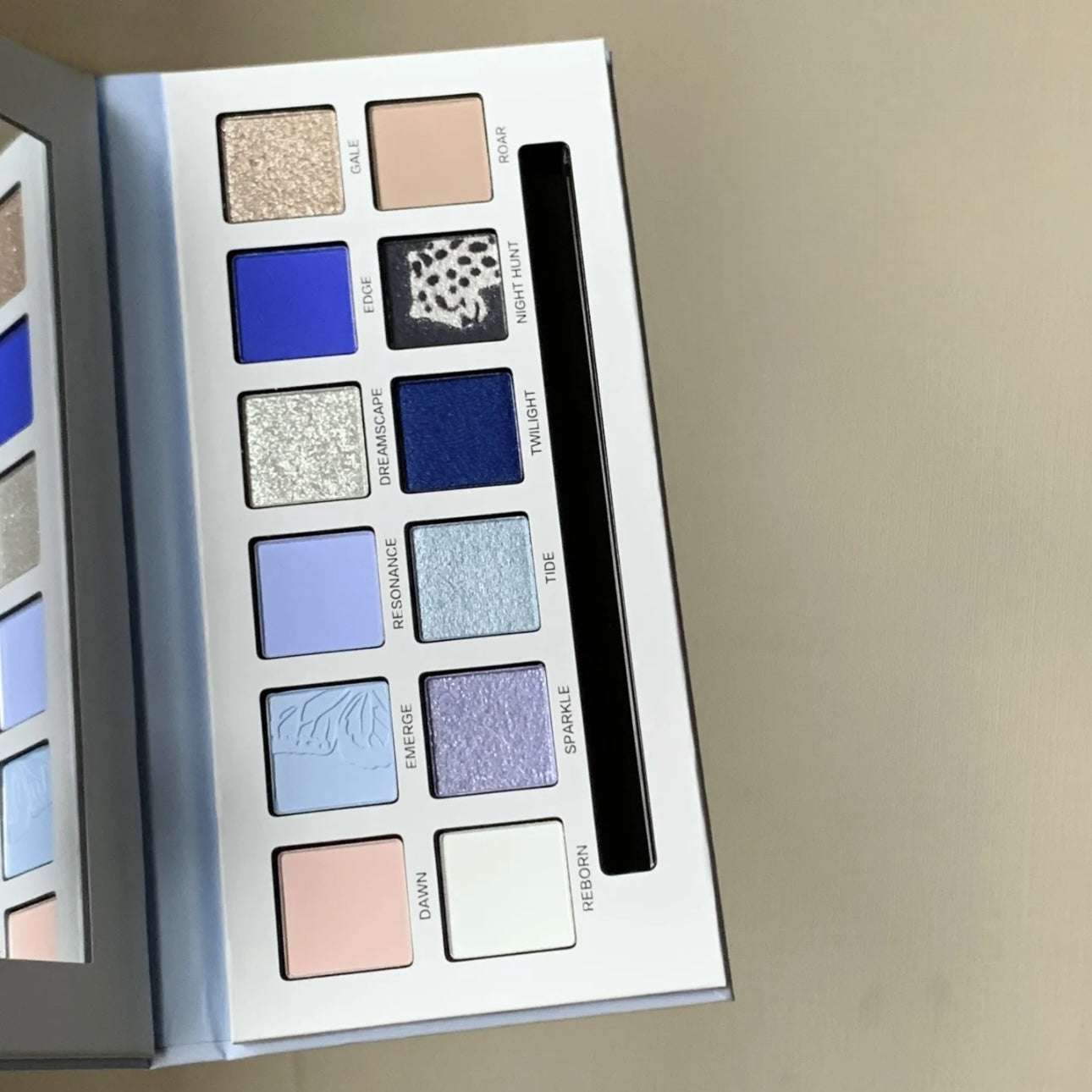 Perfect Diary Explorer Eyeshadow 21 Butterfly and Snow Leopard - Misty Blue 14g