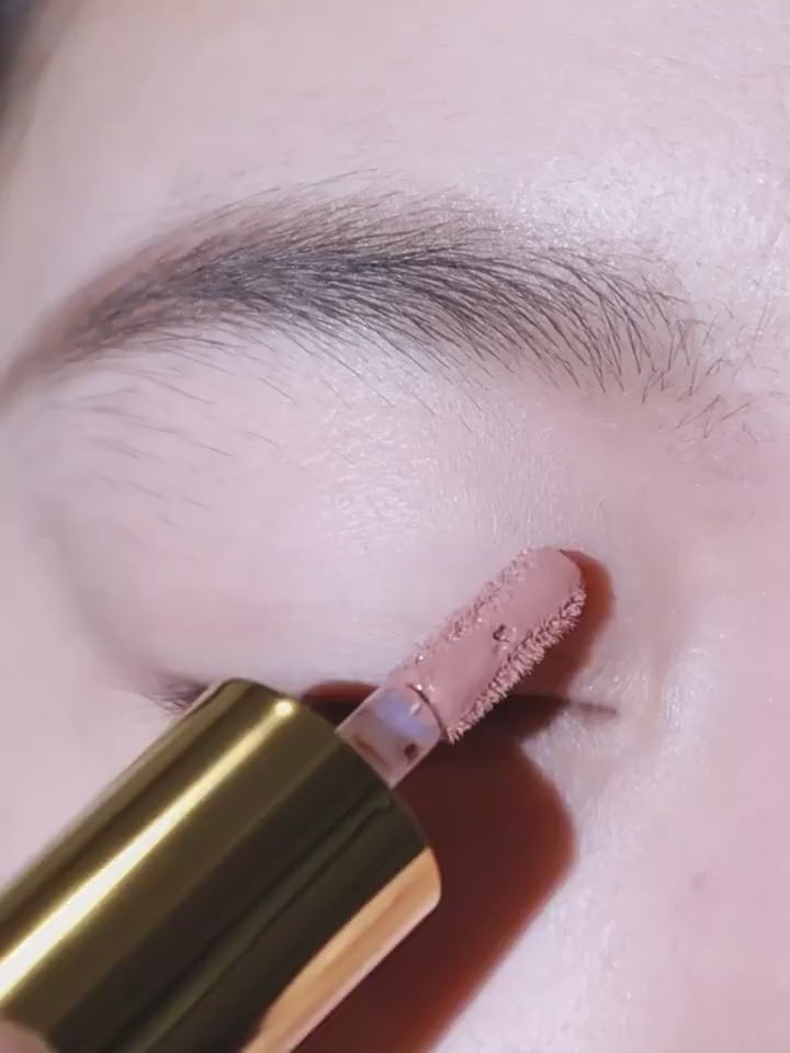 Load video: OUTOFOFFICE Liquid Eyeshadow OOO016